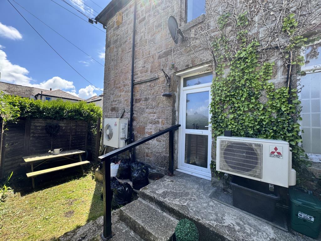 Lot: 40 - SHOP WITH FLAT ABOVE - Separate entrance to the flat